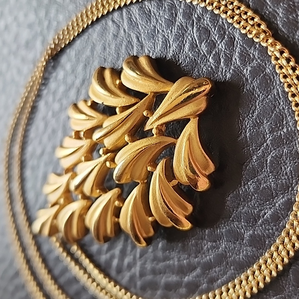 VTG Trifari Gold Leaf Pendant Necklace
